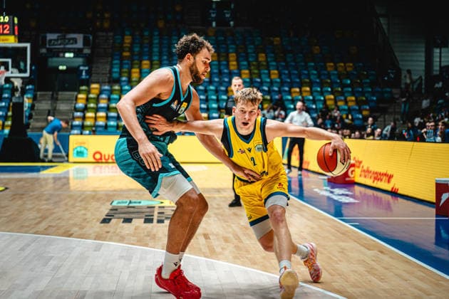 13.09.2026, xhfmx, Basketball Netto BBL Pokal, Skyliners Frankfurt - Sience City Jena v.l. Race Thompson (Skyliners Frankfurt, 5), Raphael Falkenthal (Sience City Jena, 2) Frankfurt