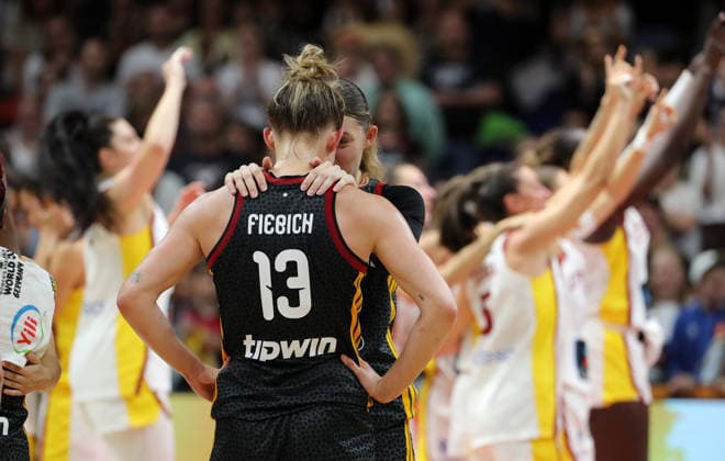 Leonie Fiebich, Luisa Geiselsöder enttäuscht nach Spielende Enttäuschung Basketball FIBA World Cup Weltmeisterschaft Frauen Spiel um Platz 3 Saison 2026 2027 13.09.2026 DBB Deutschland GER vs Spanien ESP