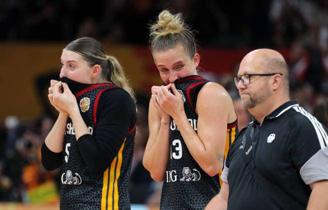 Leonie Fiebich, Luisa Geiselsöder enttäuscht nach Spielende Enttäuschung Basketball FIBA World Cup Weltmeisterschaft Frauen Spiel um Platz 3 Saison 2026 2027 13.09.2026 DBB Deutschland GER vs Spanien ESP