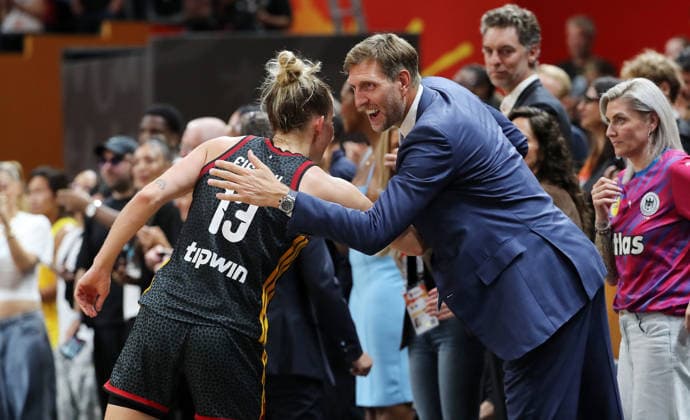 Dirk Nowitzki tröstet Leonie Fiebich nach Spielende Basketball FIBA World Cup Weltmeisterschaft Frauen Spiel um Platz 3 Saison 2026 2027 13.09.2026 DBB Deutschland GER vs Spanien ESP