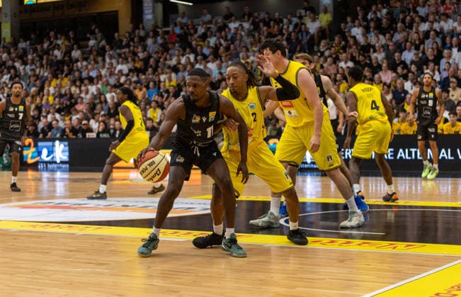 Darius Perry (MHP Riesen Ludwigsburg, 11) gegen CJ Hines (Kreisbau Kirchheim Knights, 02) Kreisbau Kirchheim Knights vs MHP Riesen Ludwigsburg, Basketball,Netto BBL Pokal, Pokalspiel, Saison 2026 2027, 13.09.2026, Kreisbau Kirchheim Knights vs MHP Riesen Ludwigsburg, Basketball,Netto BBL Pokal, Pokalspiel, Saison 2026 2027, 13.09.2026 Goeppingen Copyright: xEibner-Pressefoto DavidexDixGiovannix EP_DGI