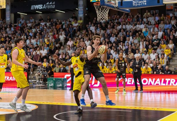 Tommy Rutherford (MHP Riesen Ludwigsburg, 42) gegen Tyrel Morgan (Kreisbau Kirchheim Knights, 11). Kreisbau Kirchheim Knights vs MHP Riesen Ludwigsburg, Basketball,Netto BBL Pokal, Pokalspiel, Saison 2026 2027, 13.09.2026, Kreisbau Kirchheim Knights vs MHP Riesen Ludwigsburg, Basketball,Netto BBL Pokal, Pokalspiel, Saison 2026 2027, 13.09.2026 Goeppingen Copyright: xEibner-Pressefoto DavidexDixGiovannix EP_DGI