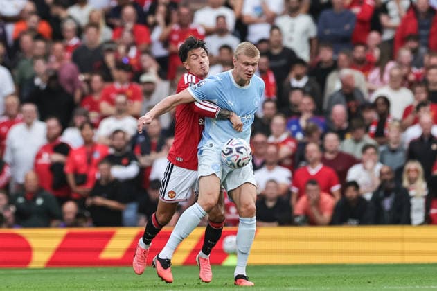 Premier League: Manchester United, ManU v Manchester City Erling Haaland of Manchester City holds off Lisandro Martinez of Manchester United during the Premier League match Manchester United vs Manchester City at Old Trafford, Manchester, United Kingdom on 13 September 2026 (Photo by Mark Cosgrove News Images) Manchester Old Trafford Greater Manchester United Kingdom Copyright: xMarkxCosgrove NewsxImagesx
