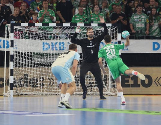 GER HBL Saison 2026 2027 FÜCHSE Berlin vs. VfL Gummersbach, 13.09.26, MAX-SCHMELING-HALLE, Berlin, Tim FREIHÖFER (Füchse Berlin 20) tritt an zum Siebenmeter gegen Ignacio BIOSCA (VfL Gummersbach 1), Strafwurf