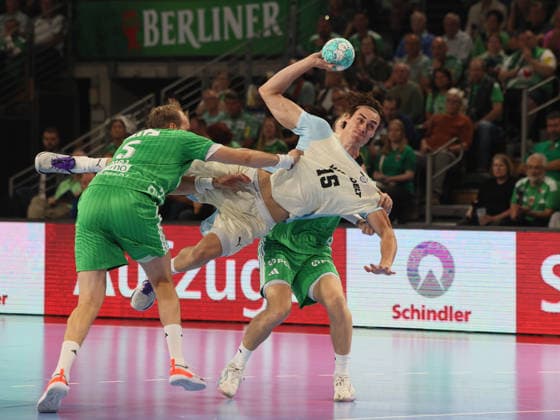 GER HBL Saison 2026 2027 FÜCHSE Berlin vs. VfL Gummersbach, 13.09.26, MAX-SCHMELING-HALLE, Berlin, Miro SCHLUROFF (VfL Gummersbach 15) setzt sich gegen Max DARJ (Füchse Berlin 5) durch