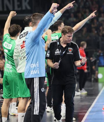 GER HBL Saison 2026 2027 FÜCHSE Berlin vs. VfL Gummersbach, 13.09.26, MAX-SCHMELING-HALLE, Berlin, Nikolej KRICKAU (Füchse Berlin_Trainer) jubelt an der Seitenlinie, Faust, Emotion