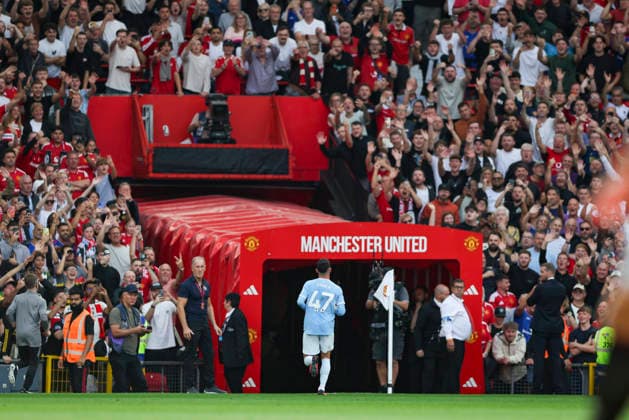 Manchester United, ManU v Manchester City, Premier League Manchester City midfielder Phil Foden (47) red card walks off fans during the Manchester United v Manchester City Premier League match at Old Trafford, Manchester, England on 13 September 2026 Credit: Phil Duncan Every Second Media Editorial use only. All images are copyright Every Second Media Limited. No images may be reproduced without prior permission. All rights reserved. Premier League and Football League images are subject to licensing agreements with Football DataCo Limited. see https: www.football-dataco.com Copyright: xIMAGO EveryxSecondxMediax ESM-2161-0007 PhilxDuncanx xEveryxSecondxMediax