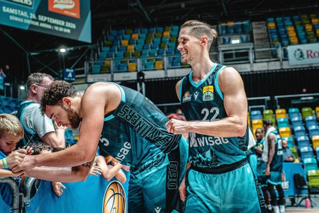 13.09.2026, xhfmx, Basketball Netto BBL Pokal, Skyliners Frankfurt - Sience City Jena v.l. Race Thompson (Skyliners Frankfurt, 5), Thomas Klepeisz (Skyliners Frankfurt, 22) klatschen mit den Fans ab Frankfurt