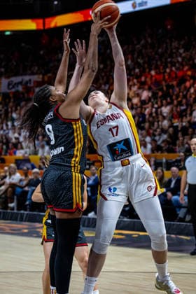 Basketball Berlin 13.09.2026 FIBA Women™s Basketball World Cup Germany 2026 Spiel um Platz 3 Bronze Medal Game Spanien (ESP) - Deutschland (GER) Nyara Sabally (Deutschland, No.08) Megan Gustafson (Spanien, No.17)