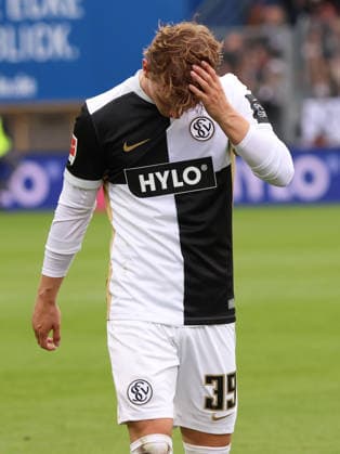 13.09.2026, Fussball, Herren, 1. Bundesliga, Saison 2026 2027, SV 07 Elversberg - FC Bayern München, Cole Campbell (SV 07 Elversberg) enttäuscht Elversberg Ursapharm-Arena an der Kaiserlinde Saarland Deutschland Copyright: xFabianxKleerx
