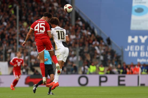 Aleksander Pavlovic (FC Bayern Muenchen) und Noah Darvich (SV 07 Elversberg) im Zweikampf waehrend des Spiels der 1. Bundesliga zwischen SV Elversberg und FC Bayern Muenchen, Ursapharm-Arena am 13. September 2026 in Spiesen-Elversberg, Deutschland. (Foto von Oliver Kaelke DeFodi Images) +++ Aleksander Pavlovic (FC Bayern Muenchen) und Noah Darvich (SV 07 Elversberg) battle for the ball during the Bundesliga match between SV Elversberg and FC Bayern Muenchen at Ursapharm-Arena on September 13, 2026 in Spiesen-Elversberg, Germany. (Photo by Oliver Kaelke DeFodi Images) DFB DFL REGULATIONS PROHIBIT ANY USE OF PHOTOGRAPHS AS IMAGE SEQUENCES AND OR QUASI-VIDEO. (Photo by Oliver Kaelke DeFodi Images) -