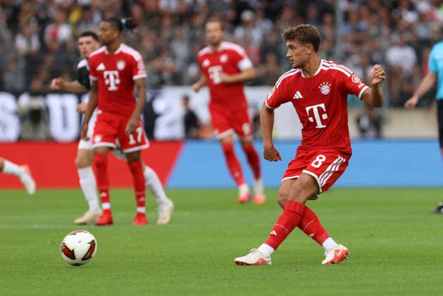 Tom Bischof (FC Bayern Muenchen) in Aktion, am Ball, Einzelaktion waehrend des Spiels der 1. Bundesliga zwischen SV Elversberg und FC Bayern Muenchen, Ursapharm-Arena am 13. September 2026 in Spiesen-Elversberg, Deutschland. (Foto von Oliver Kaelke DeFodi Images) +++ Tom Bischof (FC Bayern Muenchen) controls the ball during the Bundesliga match between SV Elversberg and FC Bayern Muenchen at Ursapharm-Arena on September 13, 2026 in Spiesen-Elversberg, Germany. (Photo by Oliver Kaelke DeFodi Images) DFB DFL REGULATIONS PROHIBIT ANY USE OF PHOTOGRAPHS AS IMAGE SEQUENCES AND OR QUASI-VIDEO. (Photo by Oliver Kaelke DeFodi Images) -