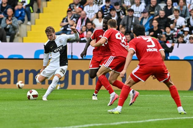 1. Fussball Bundesliga: SV Elversberg - FC Bayern Muenchen, 13.09.2026 ELVERSBERG, GERMANY; 13. SEPTEMBER: der Schuss von Cole CAMPBELL (SV Elversberg 39) wird von Josip STANISIC (FC Bayern Munich 44) zur Ecke abgefälscht während dem Match der Bundesliga zwischen der SV Elversberg und dem FC Bayern München am 3. Spieltag in der Ursapharm-Arena an der Kaiserlinde DFL REGULATIONS PROHIBIT ANY USE OF PHOTOGRAPHS AS IMAGE SEQUENCES AND OR QUASI-VIDEO Copyright: xBEAUTIFULxSPORTS Goldbergx
