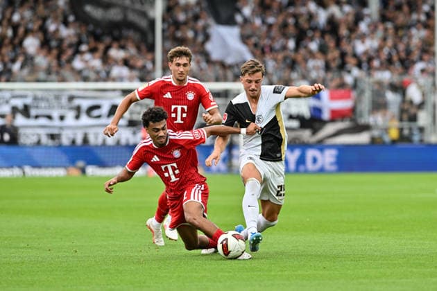 1. Fussball Bundesliga: SV Elversberg - FC Bayern Muenchen, 13.09.2026 ELVERSBERG, GERMANY; 13. SEPTEMBER: im Duell Nathaniel BROWN (FC Bayern Munich 11) und Lukas PETKOV (SV Elversberg 25) während dem Match der Bundesliga zwischen der SV Elversberg und dem FC Bayern München am 3. Spieltag in der Ursapharm-Arena an der Kaiserlinde DFL REGULATIONS PROHIBIT ANY USE OF PHOTOGRAPHS AS IMAGE SEQUENCES AND OR QUASI-VIDEO Copyright: xBEAUTIFULxSPORTS Goldbergx