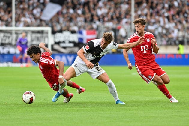 1. Fussball Bundesliga: SV Elversberg - FC Bayern Muenchen, 13.09.2026 ELVERSBERG, GERMANY; 13. SEPTEMBER: im Duell Nathaniel BROWN (FC Bayern Munich 11) und Lukas PETKOV (SV Elversberg 25) während dem Match der Bundesliga zwischen der SV Elversberg und dem FC Bayern München am 3. Spieltag in der Ursapharm-Arena an der Kaiserlinde DFL REGULATIONS PROHIBIT ANY USE OF PHOTOGRAPHS AS IMAGE SEQUENCES AND OR QUASI-VIDEO Copyright: xBEAUTIFULxSPORTS Goldbergx