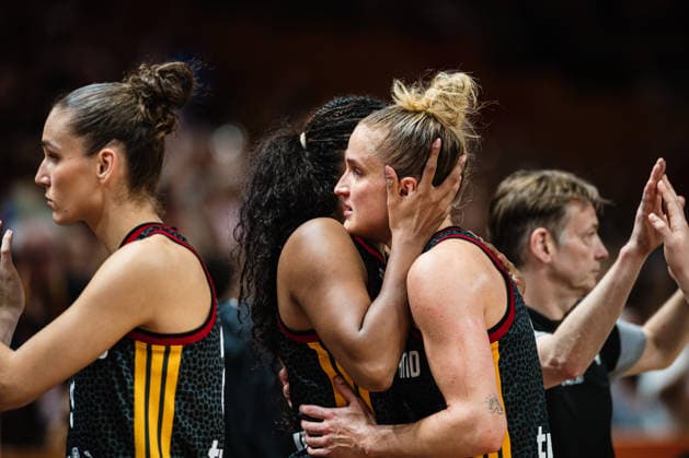 FIBA Women™s Basketball World Cup 2026: Spanien vs. Deutschland, 13.09.2026 Leonie Fiebich (Deutschland, 13), Nyara Sabally (Deutschland, 8) enttäuscht, Tränen; Basketball, FIBA Women™s Basketball World Cup 2026, Final Phase, Spiel um Platz 3: Spanien vs. Deutschland am 13.09.2026 in der Uber Arena, Berlin Copyright: xBEAUTIFULxSPORTS Tonhäuserx