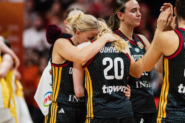 FIBA Women™s Basketball World Cup 2026: Spanien vs. Deutschland, 13.09.2026 Emma Eichmeyer (Deutschland, 9) und Frieda Bühner (Deutschland, 20) liegen sich in den Armen enttäuscht, Tränen; Basketball, FIBA Women™s Basketball World Cup 2026, Final Phase, Spiel um Platz 3: Spanien vs. Deutschland am 13.09.2026 in der Uber Arena, Berlin Copyright: xBEAUTIFULxSPORTS Tonhäuserx