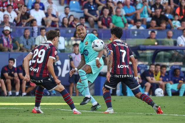Spain - LaLiga EA Sports - Levante UD vs FC Barcelona, Barca - 13 09 2026 SPAIN, VALENCIA, SEPTEMBRE 13. Raphinha of FC Barcelona controls the ball under pressure from Brugui of Levante (R) and Nacho Perez of Levante (L) during the LaLiga EA Sports match between Levante UD and FC Barcelona at Estadio Ciutat de Valencia on Septembre 13, 2026 in Valencia, Spain. Photo by Manuel Blondeau AOP.Press Valencia Estadio Ciutat de Valencia Spain Copyright: x ManuelxBlondeau AOP.Pressx AOP20260913-020