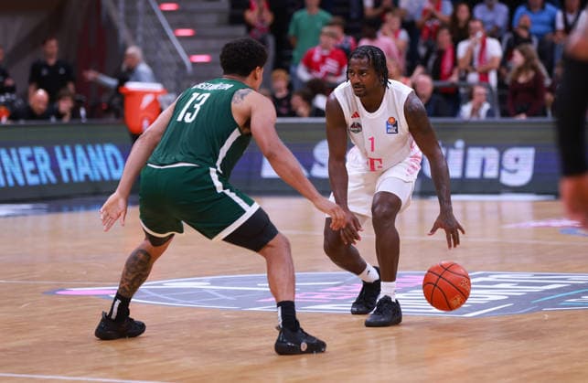 John-Michael Wright (Bonn) am Ball gegen Xavier Castaneda (Nanterre), Bonn, Deutschland, 13.09.2026, Basketball, Testspiel, Telekom Baskets Bonn vs Nanterre 92.
