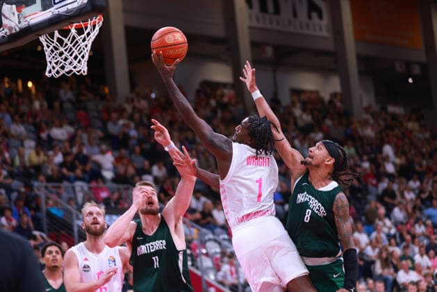 John-Michael Wright (Bonn) am Ball gegen Mitchell Puttkammer (Nanterre) und Benjamin Sene (Nanterre), Bonn, Deutschland, 13.09.2026, Basketball, Testspiel, Telekom Baskets Bonn vs Nanterre 92.