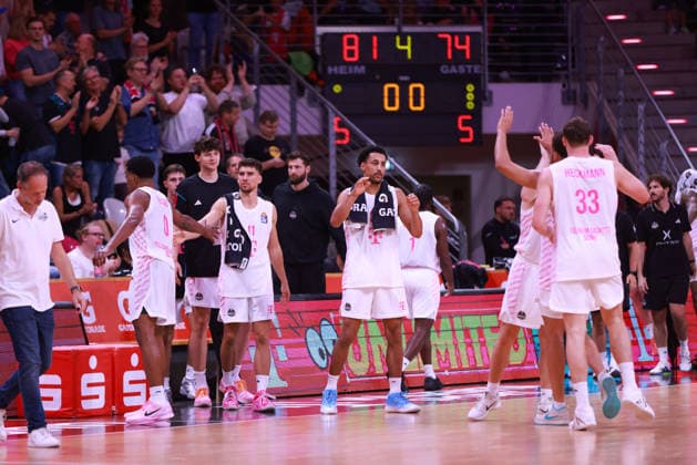Telekom Baskets mit Endstand, Bonn, Deutschland, 13.09.2026, Basketball, Testspiel, Telekom Baskets Bonn vs Nanterre 92.