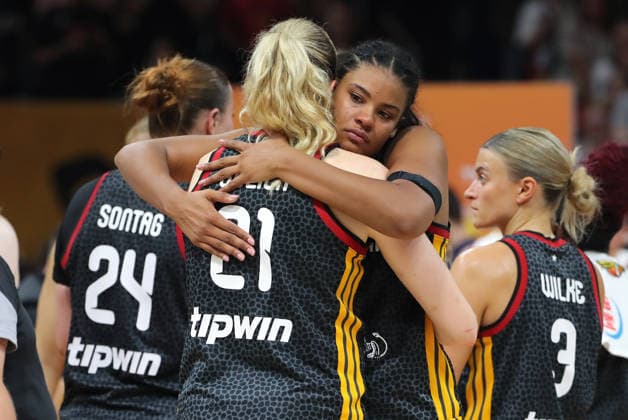 Lina Sontag, Marie Gülich, Nyara Sabally enttäuscht nach Spielende Enttäuschung Basketball FIBA World Cup Weltmeisterschaft Frauen Spiel um Platz 3 Saison 2026 2027 13.09.2026 DBB Deutschland GER vs Spanien ESP