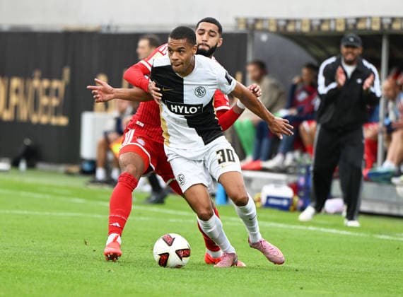 Fussball - Bundesliga - Saison 2026 27 13.09.2025 Ursapharm-Arena SV Elversberg (elv) - FC Bayern München (fcb) Jan GYAMERAH (SV Elversberg), vorne - Ismael SAIBARI (FCB) Fussball - Bundesliga - SV Elversberg