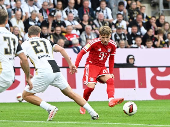 Fussball - Bundesliga - Saison 2026 27 13.09.2025 Ursapharm-Arena SV Elversberg (elv) - FC Bayern München (fcb) Lasse GUENTHER (SV Elversberg), li - Lennart KARL (FC Bayern München) Fussball - Bundesliga - SV Elversberg
