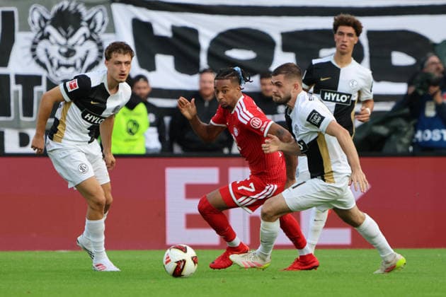 13.09.2026, Fussball, Herren, 1. Bundesliga, Saison 2026 2027, SV 07 Elversberg - FC Bayern München, Maurice Krattenmacher (SV 07 Elversberg), Lukasz Poreba (SV 07 Elversberg), Michael Olise (FC Bayern München) Elversberg Ursapharm-Arena an der Kaiserlinde Saarland Deutschland (DEU) Copyright: xFabianxKleerx