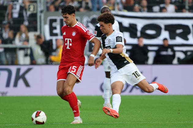 13.09.2026, Fussball, Herren, 1. Bundesliga, Saison 2026 2027, SV 07 Elversberg - FC Bayern München, Aleksandar Pavlovic (FC Bayern München), Noah Darvich (SV 07 Elversberg) Elversberg Ursapharm-Arena an der Kaiserlinde Saarland Deutschland (DEU) Copyright: xFabianxKleerx