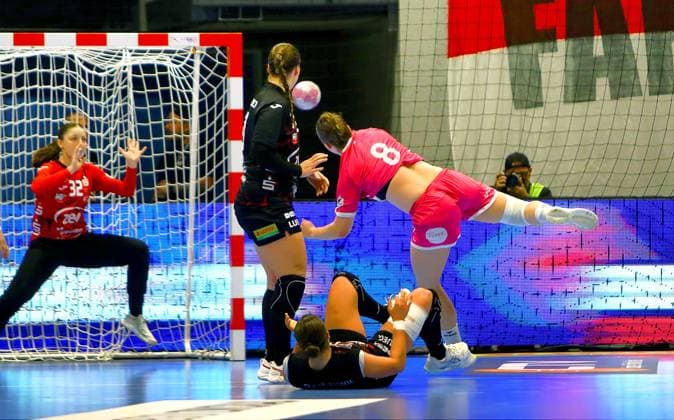 Ida Petzold (Metzingen) prüft Torhüterin Alexandra Humbert (Zwickau, links ) Handball Frauen 1.Bundesliga 2026 27 BSV Sachsen Zwickau - TuS Metzingen 25:29 am 13.9.2026 in der Sparkassen-Arena Zwickau BSV Sachsen Zwickau - TuS Metzingen