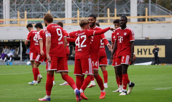 13.09.2026, Fussball, Herren, 1. Bundesliga, Saison 2026 2027, SV 07 Elversberg - FC Bayern München, Torjubel des FC Bayern München nach dem Tor zum 0:1 durch Lennart Karl (FC Bayern München) Elversberg Ursapharm-Arena an der Kaiserlinde Saarland Deutschland Copyright: xFabianxKleerx