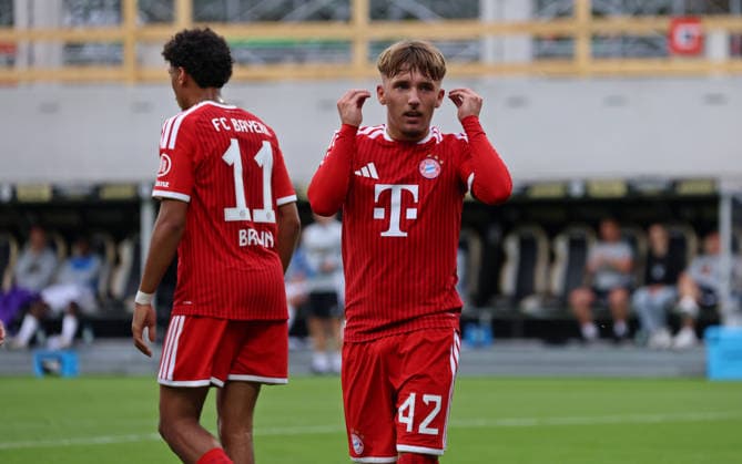13.09.2026, Fussball, Herren, 1. Bundesliga, Saison 2026 2027, SV 07 Elversberg - FC Bayern München, Lennart Karl (FC Bayern München) bejubelt sein Tor zum 0:1 und provoziert die Fans der SV Elversberg Elversberg Ursapharm-Arena an der Kaiserlinde Saarland Deutschland Copyright: xFabianxKleerx