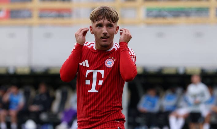 13.09.2026, Fussball, Herren, 1. Bundesliga, Saison 2026 2027, SV 07 Elversberg - FC Bayern München, Lennart Karl (FC Bayern München) bejubelt sein Tor zum 0:1 und provoziert die Fans der SV Elversberg Elversberg Ursapharm-Arena an der Kaiserlinde Saarland Deutschland Copyright: xFabianxKleerx