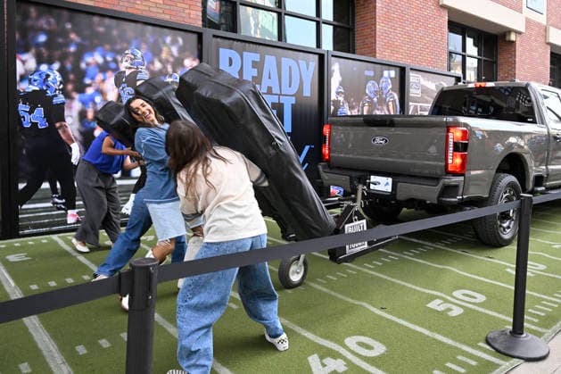 Sep 13, 2026; Detroit, MI, USA; Fans partcipate in contest to move a truck with a blocking dolly outside at Ford Field. Mandatory Credit: -Cal Media NFL, American Football Herren, USA 2026: Saints Vs Lions SEP 13  - ZUMAc04_ 20260913_zma_c04_013 Copyright: xAllanxDranbergx