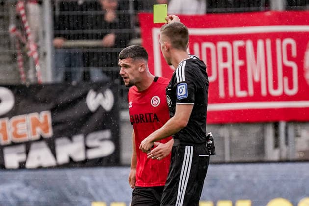 Deutschland: Fussball Saison 2026 2027 , 3. Liga , 5. Spieltag , SV Wehen Wiesbaden vs. SV Waldhof Mannheim - Brita-Arena (Wiesbaden) : Jordy Gillekens (SV Wehen Wiesbaden, 27) bekommt die gelbe Karte Wiesbaden Brita-Arena Deutschland Germany Copyright: xBennetxLongx