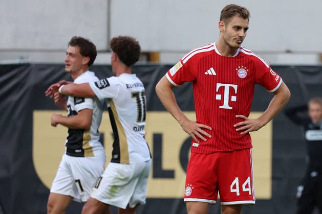 13.09.2026, xrekx, Fussball 1.Bundesliga, SV Elversberg - FC Bayern München v.l. . Maurice Krattenmacher (SV 07 Elversberg) erzielt das Tor, Treffer, scores the goal zum 1:1 Josip Stanisic (FC Bayern Muenchen) enttaeuscht, enttäuscht, schaut enttaeuscht, niedergeschlagen, disappointed (DFL DFB REGULATIONS PROHIBIT ANY USE OF PHOTOGRAPHS as IMAGE SEQUENCES and or QUASI-VIDEO) Elversberg