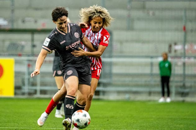 FREIBURG IM BREISGAU, GERMANY - SEPTEMBER 13: Amira Arfaoui (17) of SC Freiburg battle for the ball with Emma Junold of FSV Mainz 05l, during the Google Pixel Women s Bundesliga match between SC Freiburg and FSV Mainz 05 at Dreisam-Stadium on September 13, 2026 in Freiburg im Breisgau, Baden-Wuerttemberg, Germany Copyright: xFrankxSchererx xSPPx Sportspressphoto_SPR229907