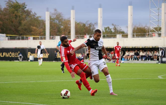 13.09.2026, Fussball, Herren, 1. Bundesliga, Saison 2026 2027, SV 07 Elversberg - FC Bayern München, Ismael Saibari (FC Bayern München) Jan Gyamerah (SV 07 Elversberg) Elversberg Ursapharm-Arena an der Kaiserlinde Saarland Deutschland Copyright: xFabianxKleerx