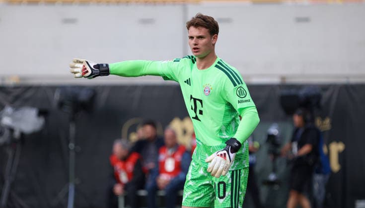 13.09.2026, Fussball, Herren, 1. Bundesliga, Saison 2026 2027, SV 07 Elversberg - FC Bayern München, Jonas Urbig (FC Bayern München) gestikuliert, gibt Anweisungen Elversberg Ursapharm-Arena an der Kaiserlinde Saarland Deutschland Copyright: xFabianxKleerx