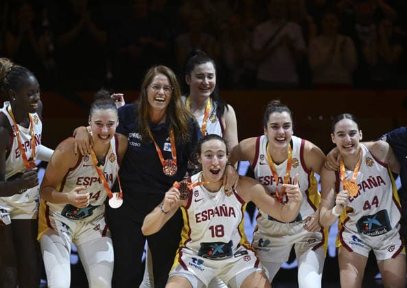 Spain players celebrate bronze medal after defeating hosts Germany in FIBA Women s World Cup BERLIN, GERMANY - SEPTEMBER 13: Players of Spain celebrate with their bronze medals following the FIBA Women s Basketball World Cup 2026 third-place game between Germany and Spain at Uber Arena in Berlin, Germany, on September 13, 2026. Spain defeated host nation Germany 81-58 to finish third in the tournament. Halil Sagirkaya Anadolu Berlin Germany. Editorial use only. Please get in touch for any other usage.  Copyright: x2026xAnadoluxHalilxSagirkayax