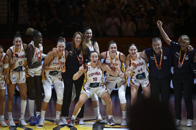 Spain players celebrate bronze medal after defeating hosts Germany in FIBA Women s World Cup BERLIN, GERMANY - SEPTEMBER 13: Players of Spain celebrate with their bronze medals following the FIBA Women s Basketball World Cup 2026 third-place game between Germany and Spain at Uber Arena in Berlin, Germany, on September 13, 2026. Spain defeated host nation Germany 81-58 to finish third in the tournament. Halil Sagirkaya Anadolu Berlin Germany. Editorial use only. Please get in touch for any other usage.  Copyright: x2026xAnadoluxHalilxSagirkayax