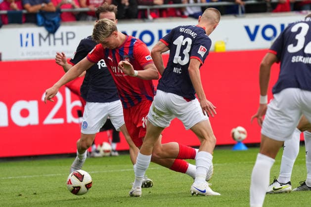 2. Liga, Spieltag 5, Saison 2026 27, FC Heidenheim - Holstein Kiel Leon Parduzi (Holstein Kiel), Alessandro Vogt (FC Heidenheim), Ivan Nekic (Holstein Kiel) - FC Heidenheim - Holstein Kiel 2. Liga, Spieltag 5, Saison 2026 27, FC Heidenheim - Holstein Kiel Deutschland, Heidenheim, Voith Arena, 13.09.2026