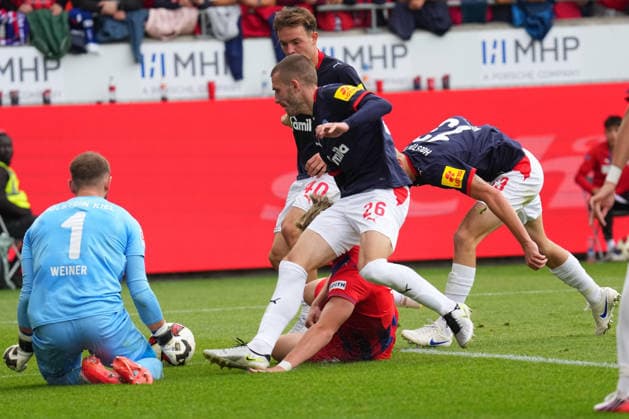 2. Liga, Spieltag 5, Saison 2026 27, FC Heidenheim - Holstein Kiel Alessandro Vogt (FC Heidenheim) krabbelt am Boden in Richtung Tor und versucht sein Glueck. Timo Weiner (Holstein Kiel) bleibt Sieger - FC Heidenheim - Holstein Kiel 2. Liga, Spieltag 5, Saison 2026 27, FC Heidenheim - Holstein Kiel Deutschland, Heidenheim, Voith Arena, 13.09.2026