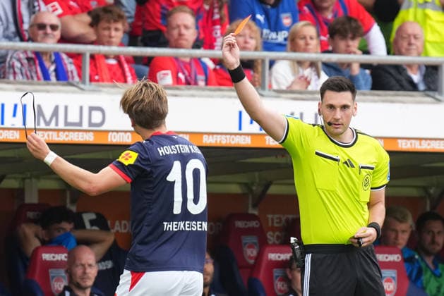 2. Liga, Spieltag 5, Saison 2026 27, FC Heidenheim - Holstein Kiel SR Justin Hasmann zeigt Jonas Therkelsen (Holstein Kiel) Gelb Rot - FC Heidenheim - Holstein Kiel 2. Liga, Spieltag 5, Saison 2026 27, FC Heidenheim - Holstein Kiel Deutschland, Heidenheim, Voith Arena, 13.09.2026