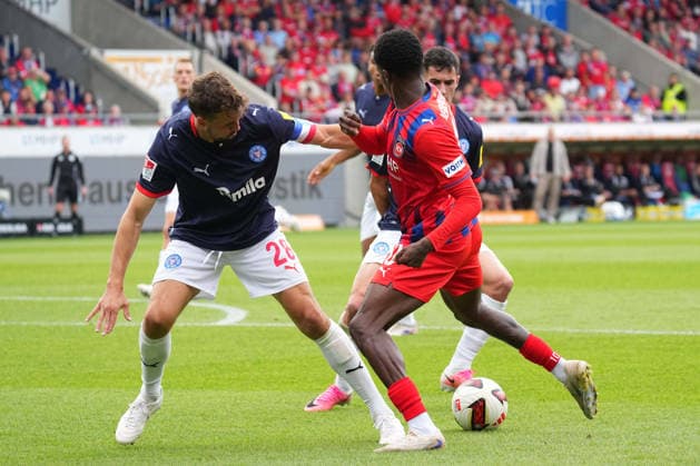 2. Liga, Spieltag 5, Saison 2026 27, FC Heidenheim - Holstein Kiel Christian Conteh (FC Heidenheim) wird von Jonas Meffert (Holstein Kiel) und Guillermo Balzi (Holstein Kiel) in die Zange genommen. Heidenheim fordert einen Elfmeter - FC Heidenheim - Holstein Kiel 2. Liga, Spieltag 5, Saison 2026 27, FC Heidenheim - Holstein Kiel Deutschland, Heidenheim, Voith Arena, 13.09.2026