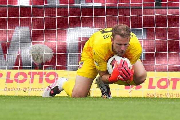 2. Liga, Spieltag 5, Saison 2026 27, FC Heidenheim - Holstein Kiel Thomas Daehne (FC Heidenheim) haelt sein Tor sauber - FC Heidenheim - Holstein Kiel 2. Liga, Spieltag 5, Saison 2026 27, FC Heidenheim - Holstein Kiel Deutschland, Heidenheim, Voith Arena, 13.09.2026