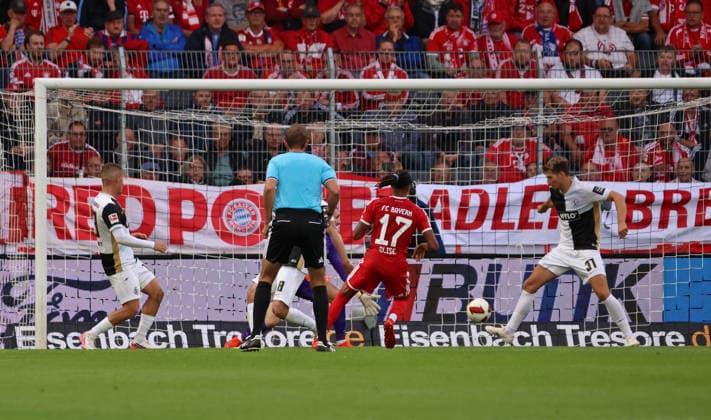 13.09.2026, Fussball, Herren, 1. Bundesliga, Saison 2026 2027, SV 07 Elversberg - FC Bayern München, Maximilian Rohr (SV 07 Elversberg) rettet gegen Michael Olise (FC Bayern München) Elversberg Ursapharm-Arena an der Kaiserlinde Saarland Deutschland Copyright: xFabianxKleerx