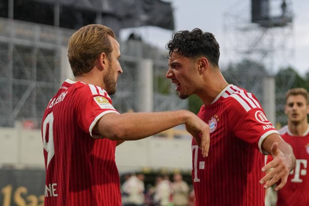 Deutschland: Fußball 1. Bundesliga 2026 2027, 3. Spieltag - FC Bayern München vs SV Elversberg - Ursapharm-Arena an der Kaiserlinde (Elversberg): Tor und Torjubel zum 1:2 für Bayern durch Harry Kane (FCB, 9) mit Aleksandar Pavlovic (FCB, 45) Copyright: xTobiasxWentzellx