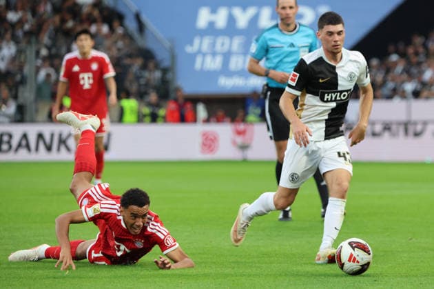 13.09.2026, Fussball, Herren, 1. Bundesliga, Saison 2026 2027, SV 07 Elversberg - FC Bayern München, Jamal Musiala (FC Bayern München), Felix Keidel (SV 07 Elversberg) Elversberg Ursapharm-Arena an der Kaiserlinde Saarland Deutschland (DEU) Copyright: xFabianxKleerx